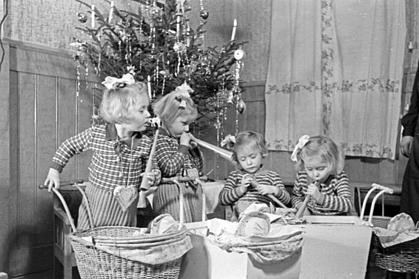 Weihnachten bei einer Familie mit Vierlingen; Deutschland 1930er Jahre. Christmas at a family with quadruplet girls; Germany 1930s.
