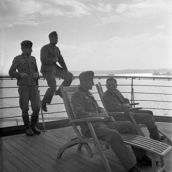 Original-Bildunterschrift: Lazarettschiff "Wilhelm Gustloff" - Verwundete in Liegestühlen auf Deck erholen sich an der frischen Luft. Hospital ship "Wilhelm Gustloff" - wounded soldiers in canvas chairs relaxing on deck.