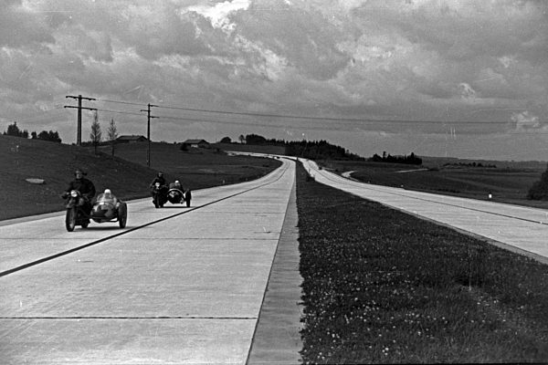 Unterwegs auf der Reichsautobahn; Deutschland 1930er Jahre. On tour at Reichsautobahn highway; Germany 1930s.