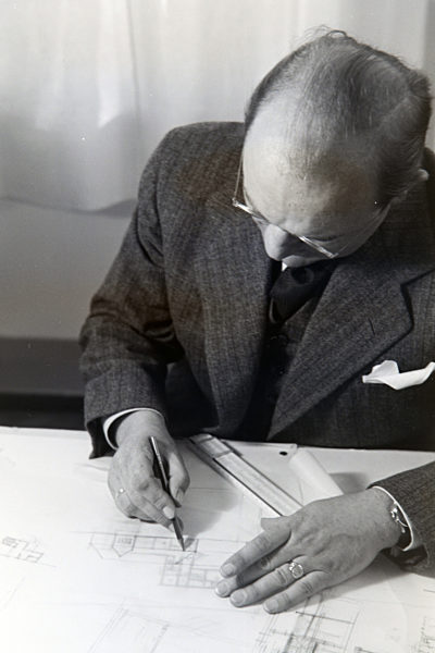 Der Architekt Franz Ruff zeichnet und erklrt den Entwurf eines Gebudes; Deutschland 1930er Jahre. The architect Franz Ruff drawing and explaining the draft / sketch of a building; Germany 1930s.