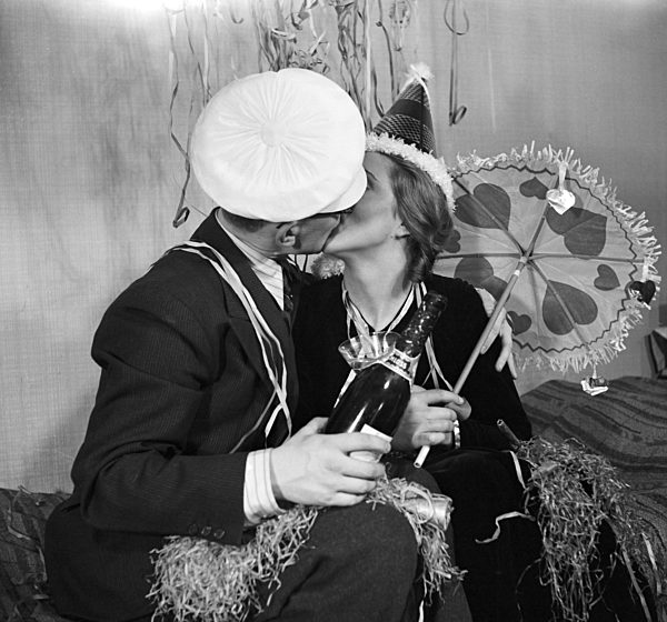 Gäste einer Silvesterparty; Deutsches Reich 1930er Jahre. Guests of a New Year's Eve party; Germany 1930s.