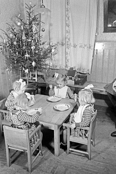 Weihnachten bei einer Familie mit Vierlingen; Deutschland 1930er Jahre. Christmas at a family with quadruplet girls; Germany 1930s.