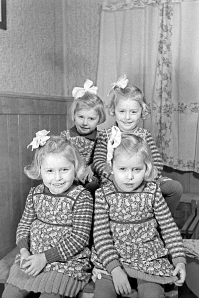 Weihnachten bei einer Familie mit Vierlingen; Deutschland 1930er Jahre. Christmas at a family with quadruplet girls; Germany 1930s.