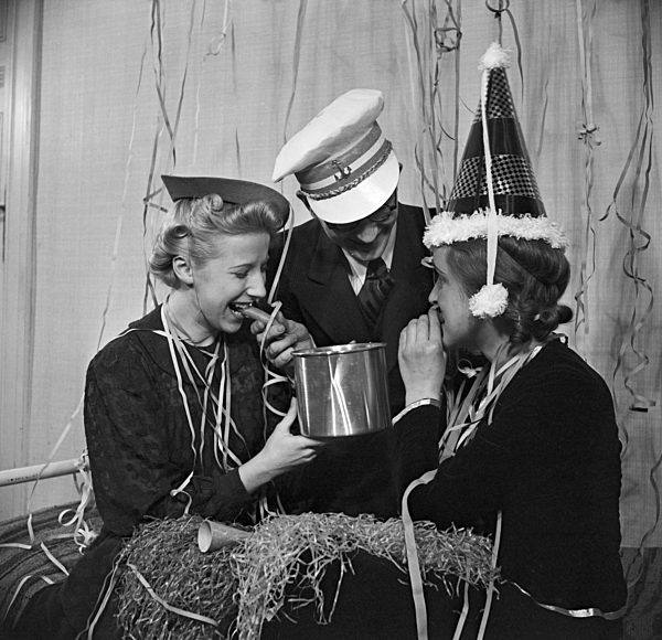 Gäste einer Silvesterparty; Deutsches Reich 1930er Jahre. Guests of a New Year's Eve party; Germany 1930s.