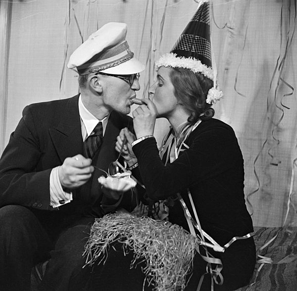 Gäste einer Silvesterparty; Deutsches Reich 1930er Jahre. Guests of a New Year's Eve party; Germany 1930s.