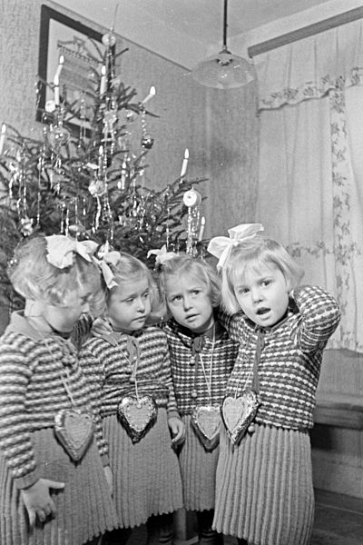 Weihnachten bei einer Familie mit Vierlingen; Deutschland 1930er Jahre. Christmas at a family with quadruplet girls; Germany 1930s.