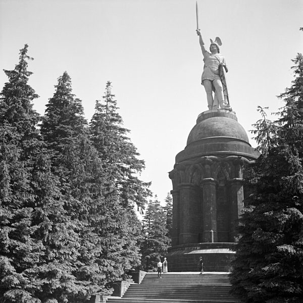 Das Hermannsdenkmal in der Nähe von Hiddesen bei Detmold; Deutschland 1930er Jahre. Hermann monument next to Hiddesen near Detmold; Germany 1930s.