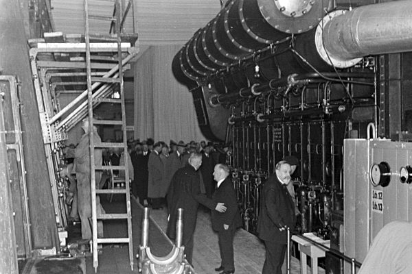 Ehrengäste bei einer Werksführung vor der Dieselfeier im MAN Werk in Augsburg an; Deutschland 1930er Jahre. Special guests on a factory tour before the Diesel anniversary at the MAN factory at Augsburg; Germany 1930s.
