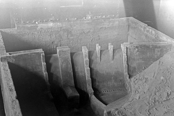 Im Flußbau Laboratorium in Karlsruhe wird ein Modell eines Staudamms modelliert; Deutschland 1930er Jahre. At the river engineering laboratory at Karlsruhe a model of a river barrage is constructed; Germany 1930s.