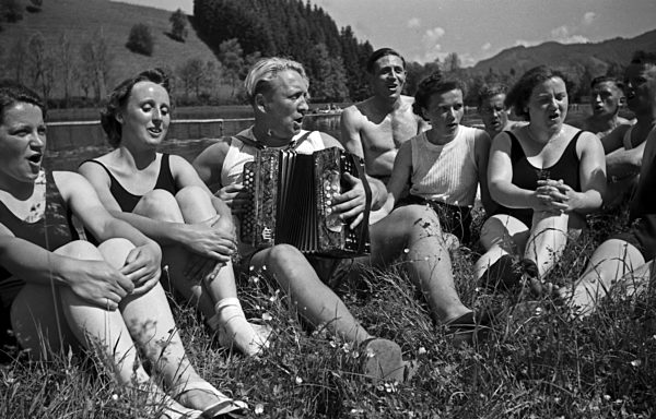 Der KdF Sportkursus bei der Gymnastik und geselligem Beisammensein im Allgäu; Deutschland 1930er Jahre