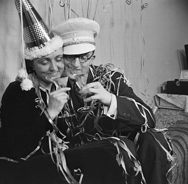 Gäste einer Silvesterparty; Deutsches Reich 1930er Jahre. Guests of a New Year's Eve party; Germany 1930s.