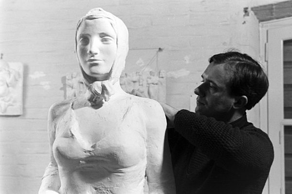 Bildhauer bei der Arbeit in der Künstlersiedlung Düsseldorf Schlageterstadt; Deutschland 1930er Jahre. Sculptor at artists' colony Duesseldorf Schlageterstadt; Germany 1930s.