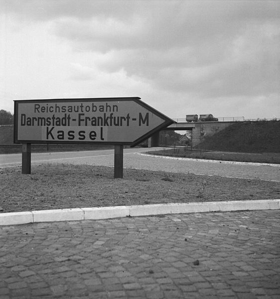 Die Strecke Darmstadt - Frankfurt am Main der Reichsautobahn; Deutschland 1930er Jahre