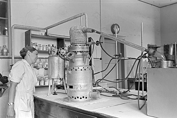 Eine Führung durch ein Fettsäurewerk in Witten; Deutsches Reich 1930er Jahre. A guided tour through a factory of fatty acid in Witten; Germany 1930s.