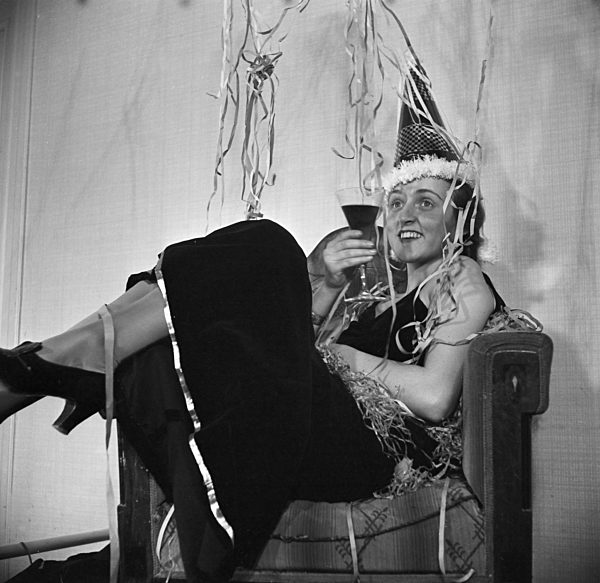 Gast einer Silvesterparty; Deutsches Reich 1930er Jahre. Guest of a New Year's Eve party; Germany 1930s.