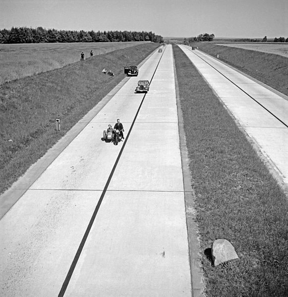 Die Reichsautobahn bei Stendal; Deutschland 1930er Jahre. Reichsautobahn highway near Stendal; Germany 1930s.