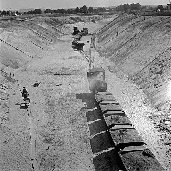 Feldbahnen mit Lorenzügen schaffen den Erdaushub beim Bau der Reichsautobahn weg; Deutschland 1930er Jahre. Lorry trains disposing ground at the construction area of the Reichsautobahn highway; Germany 1930s.