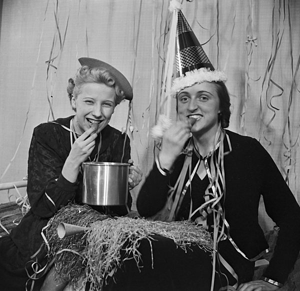 Gäste einer Silvesterparty; Deutsches Reich 1930er Jahre. Guests of a New Year's Eve party; Germany 1930s.