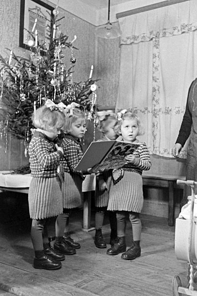 Weihnachten bei einer Familie mit Vierlingen; Deutschland 1930er Jahre. Christmas at a family with quadruplet girls; Germany 1930s.