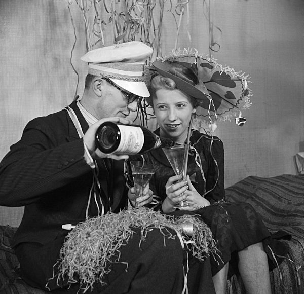 Gäste einer Silvesterparty; Deutsches Reich 1930er Jahre. Guests of a New Year's Eve party; Germany 1930s.