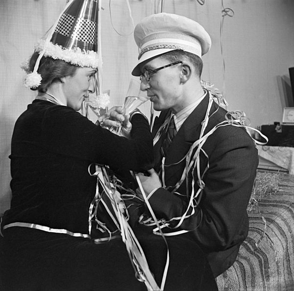 Gäste einer Silvesterparty; Deutsches Reich 1930er Jahre. Guests of a New Year's Eve party; Germany 1930s.