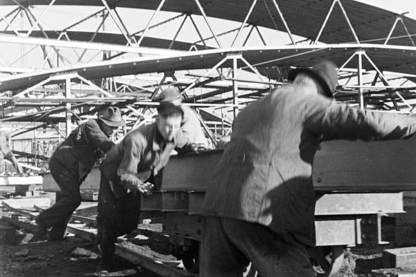 Beim Bau der Reichsausstellung "Schaffendes Volk" in Düsseldorf Schlageterstadt; Deutschland 1930er Jahre. Planning; conceptioning and building the Reichsausstellung "Schaffendes Volk" exhibition; at Duesseldorf Schlagerterstadt; Germany 1930s.