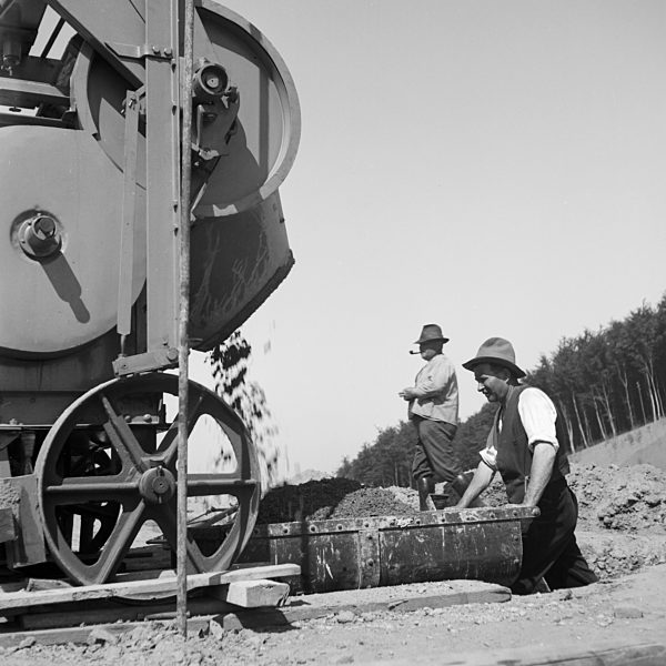 Bauarbeiter beim Bau der Reichautobahn bei Bückeburg; Deutschland 1930er Jahre. Construction workers building the Reichsautobahn highway near Bueckeburg; Germany 1930s.