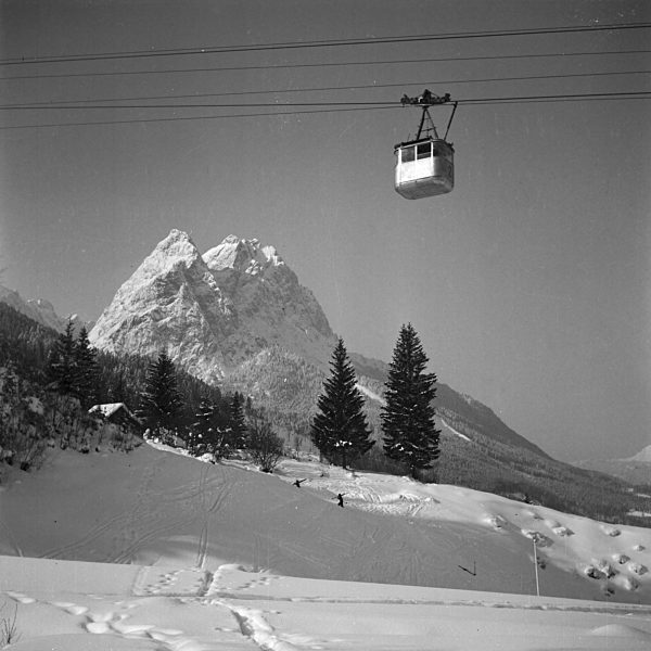 Skiausflug nach Immenstadt im Allgäu; Deutschland 1930er Jahre. Skiing vacation to Immenstadt in the Allgaeu area; Germany 1930s.