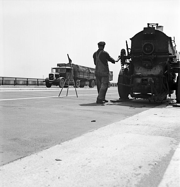 Auf der Reichsautobahn zwischen Bremen und Hamburg; Deutschland 1930er Jahre. Reichsautobahn highway between Bremen and Hamburg; Germany 1930s.