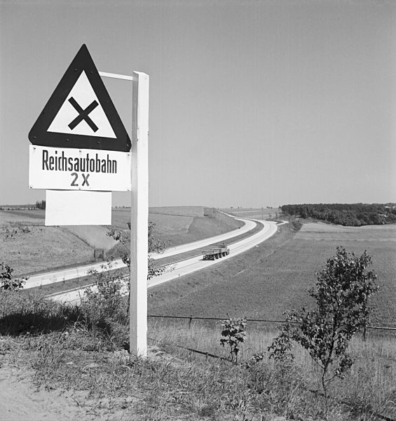 An der Reichsautobahn zwischen Bremen und Hamburg; Deutschland 1930er Jahre. Beside the Reichsautobahn highway between Bremen and Hamburg; Germany 1930s.