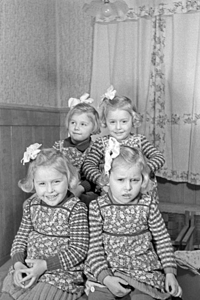 Weihnachten bei einer Familie mit Vierlingen; Deutschland 1930er Jahre. Christmas at a family with quadruplet girls; Germany 1930s.