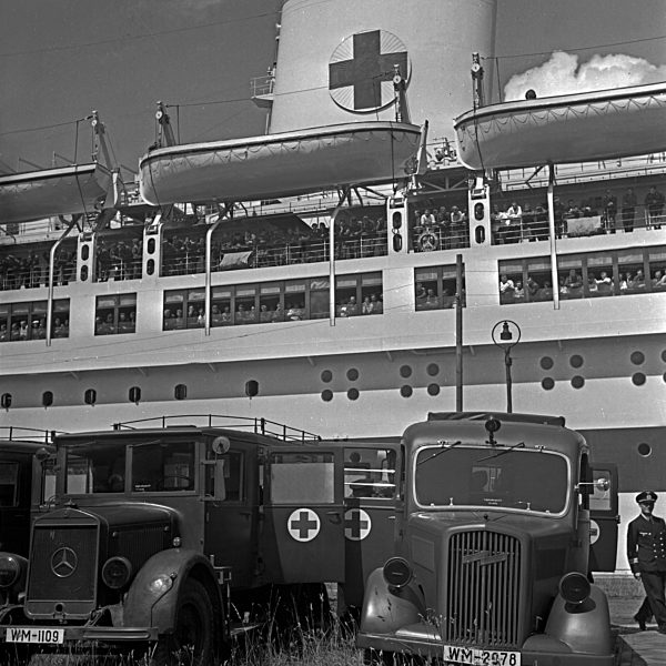 Original-Bildunterschrift: Lazarettschiff "Wilhelm Gustloff" - Sanitätskraftwagen soregn für den schnellen Transport der heimgekehrten Verwundeten in die Lazarette. Hospital ship "Wilhelm Gustloff" ambulances waiting for the quick transport of the wounde