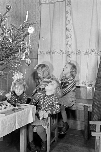Weihnachten bei einer Familie mit Vierlingen; Deutschland 1930er Jahre. Christmas at a family with quadruplet girls; Germany 1930s.