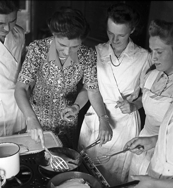 Frauen üben sich in der Hauswirtschaft in einer der BDM Arbeitsgemeinschaften "Kochen"; Deutschland 1930er Jahre