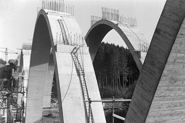 Die Errichtung der Reichsautobahnbrücke bei Stuttgart; Deutsches Reich 1930er Jahre. Construction of the motorway bridge near Stuttgart; Germany 1930s.