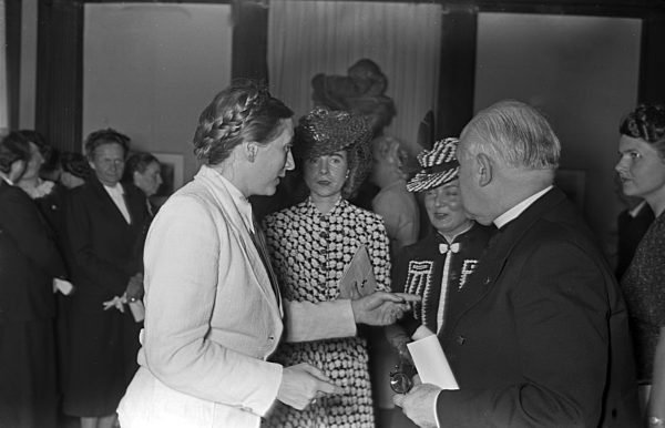 Empfang bei der Reichsfrauenführerin Gertrud Scholtz Klink (links); Deutschland 1940er Jahre