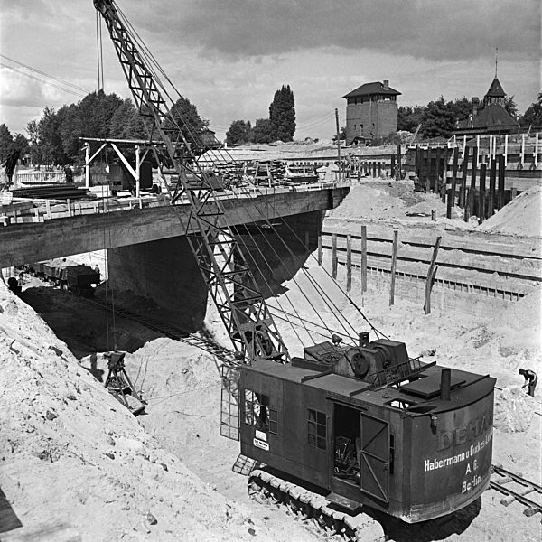 Original-Bildunterschrift: Reichsautobahnzubringer Berlin - Weiterbau der Strecke auch während des Krieges; Baustelle an der Reichsbahnunterführung Nikolassee; Deutschland 1940. Motor feeder at Reichsautobahn highway - continous construction of the motor
