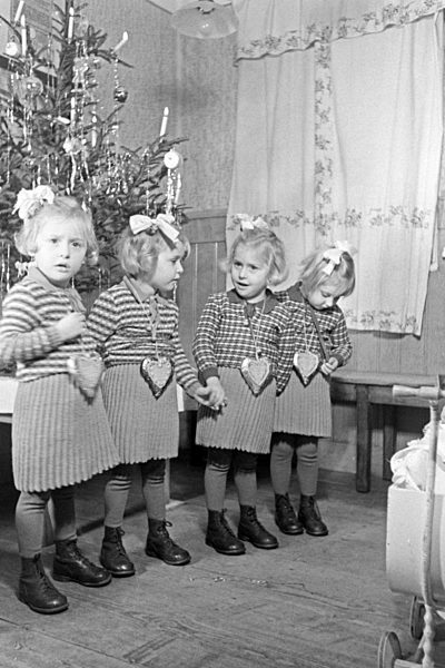 Weihnachten bei einer Familie mit Vierlingen; Deutschland 1930er Jahre. Christmas at a family with quadruplet girls; Germany 1930s.