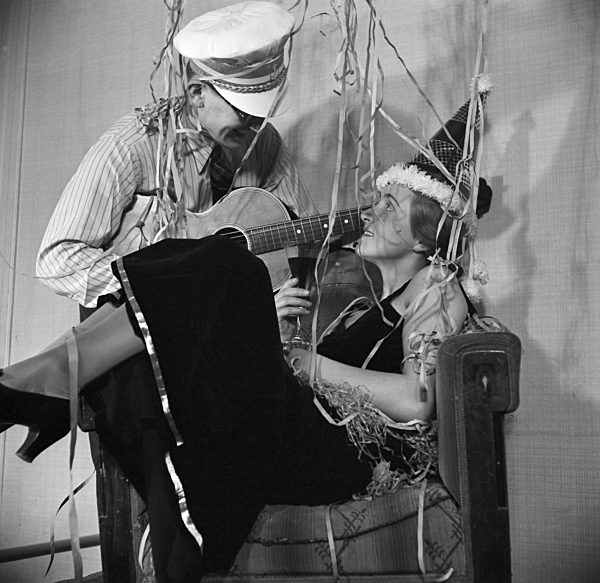 Gäste einer Silvesterparty; Deutsches Reich 1930er Jahre. Guests of a New Year's Eve party; Germany 1930s.