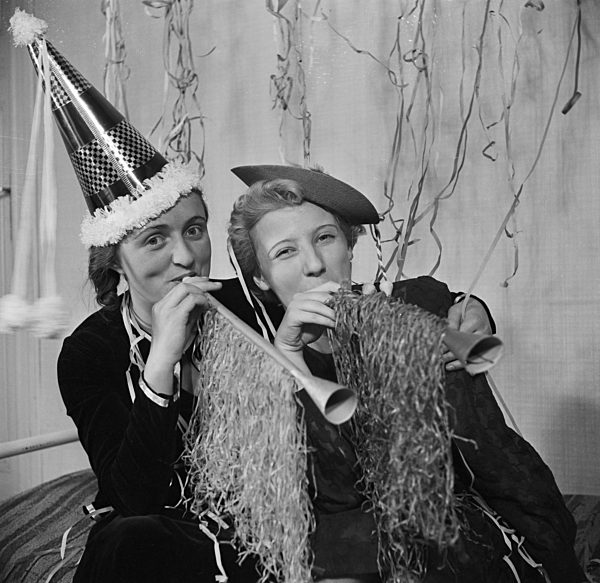 Gäste einer Silvesterparty; Deutsches Reich 1930er Jahre. Guests of a New Year's Eve party; Germany 1930s.