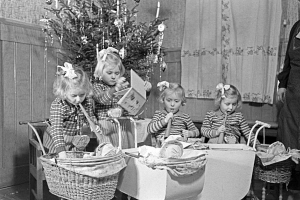 Weihnachten bei einer Familie mit Vierlingen; Deutschland 1930er Jahre. Christmas at a family with quadruplet girls; Germany 1930s.