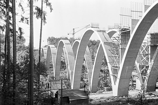 Die Errichtung der Reichsautobahnbrücke bei Stuttgart; Deutsches Reich 1930er Jahre. Construction of the motorway bridge near Stuttgart; Germany 1930s.