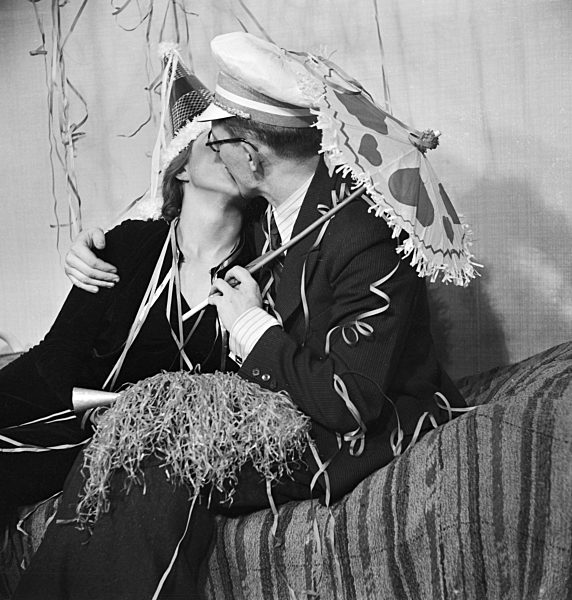 Gäste einer Silvesterparty; Deutsches Reich 1930er Jahre. Guests of a New Year's Eve party; Germany 1930s.