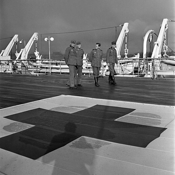 Original-Bildunterschrift: Lazarettschiff "Wilhelm Gustloff" - Das Rote Kreuz auf Deck soll vor Angriffen feindlicher Flieger schützen. Trotzdem ist eine ständige Sicherung durch deutsche Flieger notwendig; da die englische Rücksichtnahme bekannt ist. H