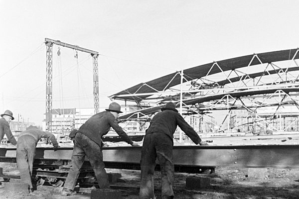 Beim Bau der Reichsausstellung "Schaffendes Volk" in Düsseldorf Schlageterstadt; Deutschland 1930er Jahre. Planning; conceptioning and building the Reichsausstellung "Schaffendes Volk" exhibition; at Duesseldorf Schlagerterstadt; Germany 1930s.