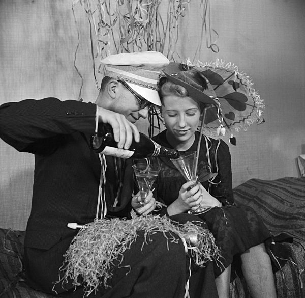 Gäste einer Silvesterparty; Deutsches Reich 1930er Jahre. Guests of a New Year's Eve party; Germany 1930s.