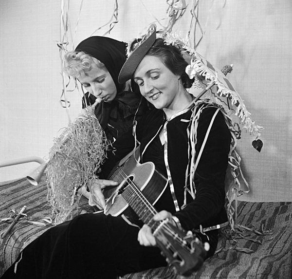 Gäste einer Silvesterparty; Deutsches Reich 1930er Jahre. Guests of a New Year's Eve party; Germany 1930s.