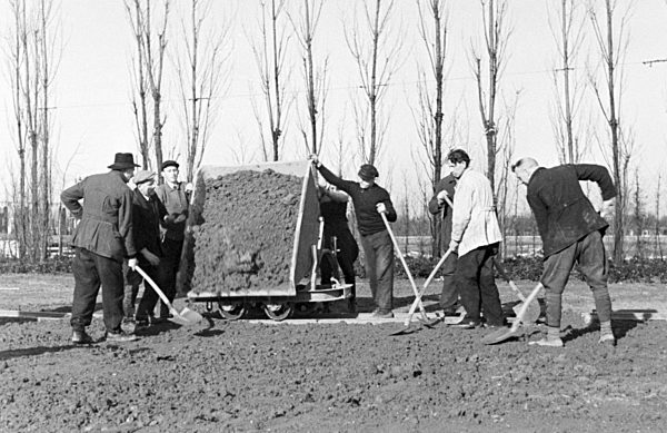 Beim Bau der Reichsausstellung "Schaffendes Volk" in Düsseldorf Schlageterstadt; Deutschland 1930er Jahre. Planning; conceptioning and building the Reichsausstellung "Schaffendes Volk" exhibition; at Duesseldorf Schlagerterstadt; Germany 1930s.