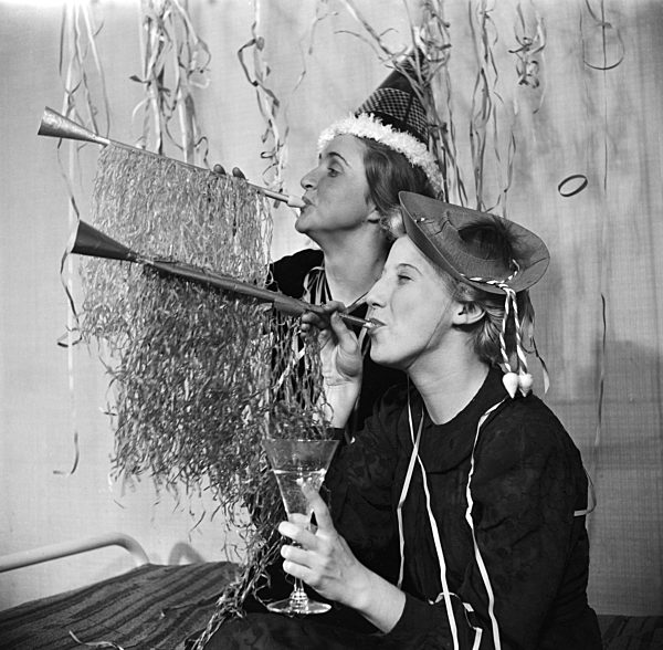 Gäste einer Silvesterparty; Deutsches Reich 1930er Jahre. Guests of a New Year's Eve party; Germany 1930s.