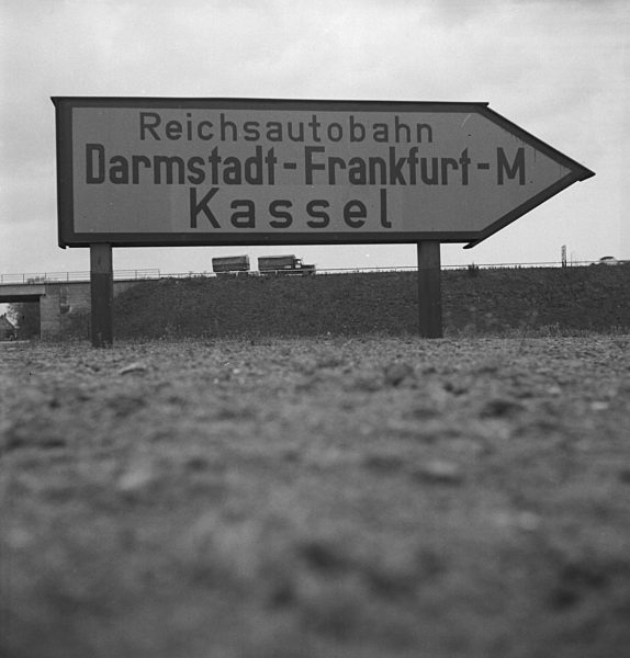 Straßenschild mit Hinweis auf die Zufahrt zur Reichsautobahn Darmstadt Kassel; Deutschland 1930er Jahre